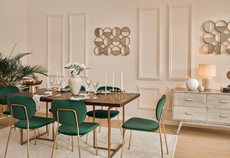 miroirs ronds au mur d'une salle à manger chic
