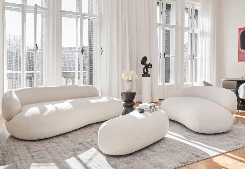 salon minimaliste blanc avec canapés arrondis blancs