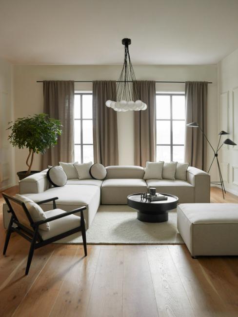 salon minimaliste moderne blanc, gris et finitions noires