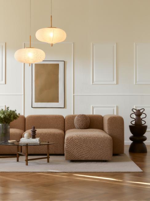salon minimaliste avec table coussin boule et vase design