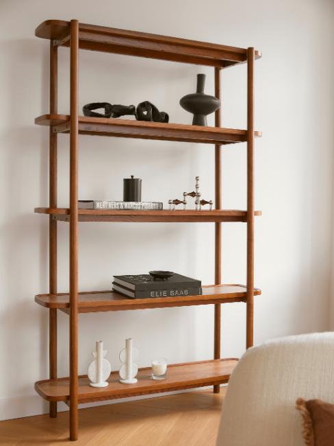 étagère minimaliste en bois avec objets déco design noirs