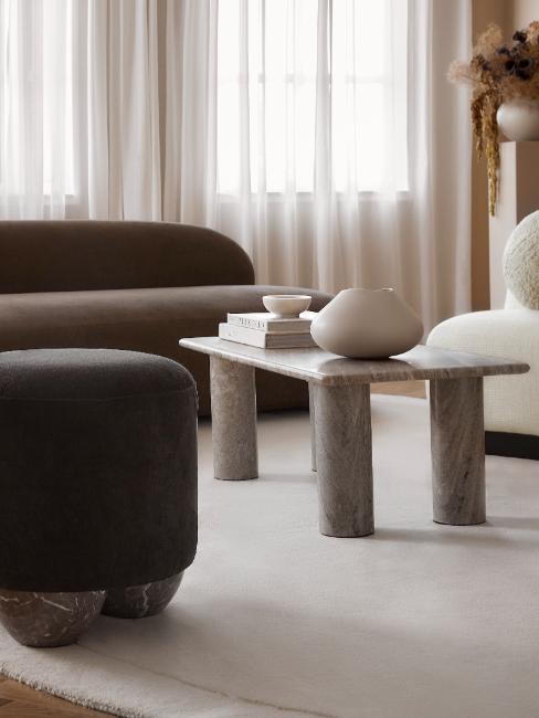 table basse en marbre au milieu d'assises design