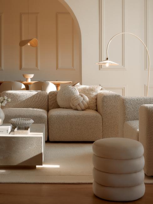 salon blanc crème minimaliste chaud avec coussin bouclette sur canapé