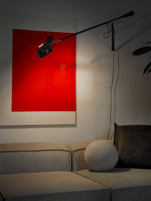 éclairage avec lampadaire dans un salon minimaliste, tableau rouge