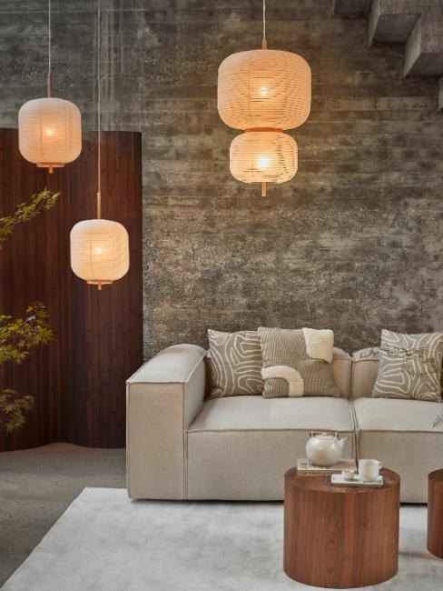 salon moderne minimaliste avec suspensions en papier de riz