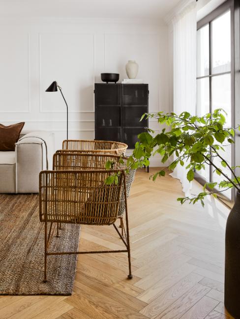 salon bohème design avec fauteuil en bambou et mobilier noir