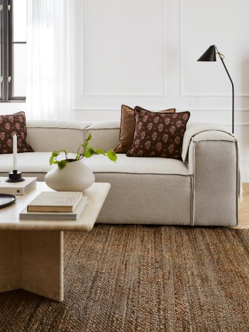 salon bohème design avec canapé blanc et tapis en jute