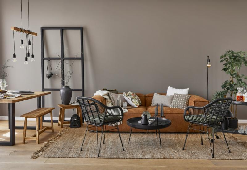 salon bohème industriel avec canapé en cuir recyclé et meubles noirs