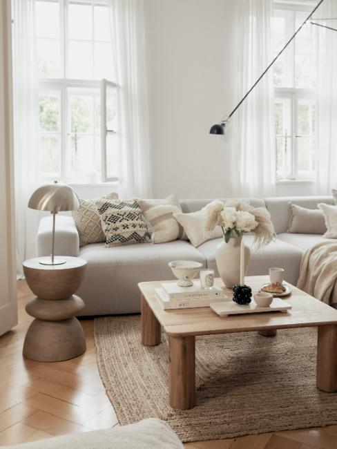 salon boho chic avec canapé d'angle gris et coussins tuftés