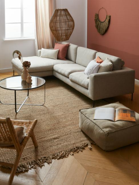 salon bohème avec mur terracotta et tapis en jute