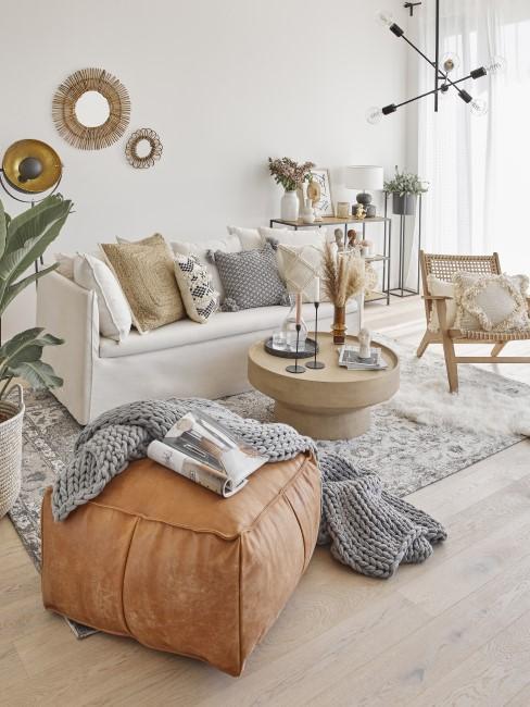 accumulation de coussin sur canapé d'un salon bohème