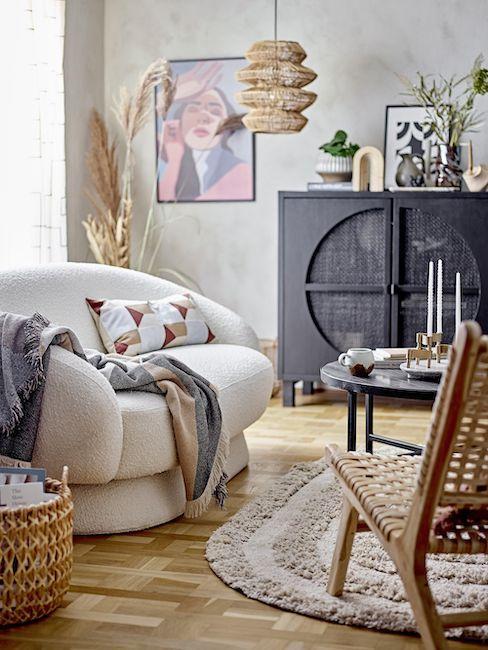 accumulation d'éléments déco dans un salon bohème moderne
