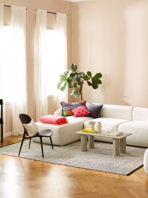 coin salon avec canapé arrondi et coussin et plaid colorés