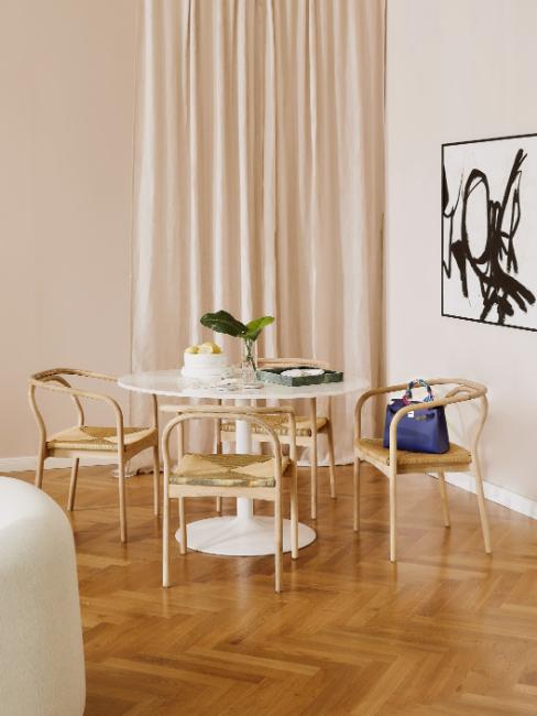 coin salle à manger avec table ronde et chaises en bois clair
