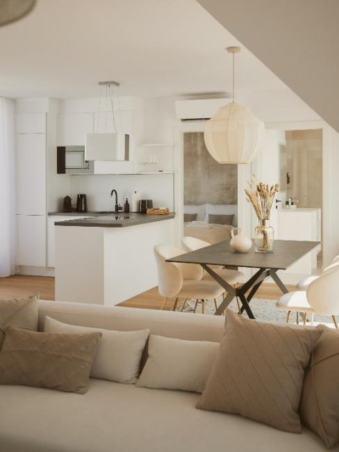 salon salle à manager blanc crème chic, vue du salon