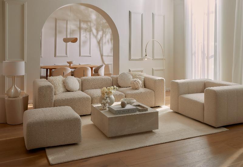 salon salle à manger cosy et élégant en blanc crème et tissu bouclette avec table effet marbre
