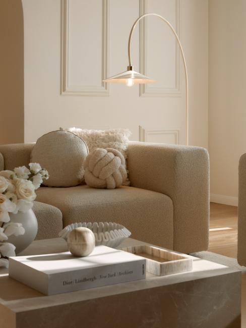 coussin nœud posé sur canapé bouclette