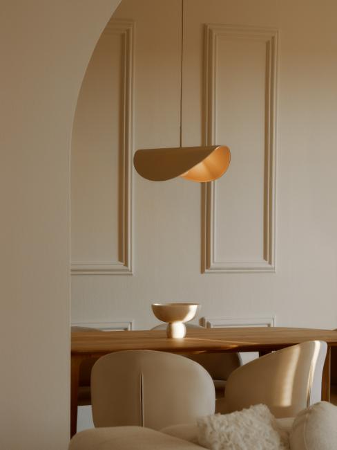 coin salle à manger avec suspension en lin et chaises beige autour d'une table bois