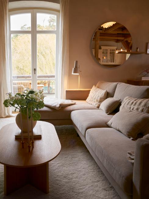 coin salon avec canapé grège, tapis épais blanc et table basse en bois
