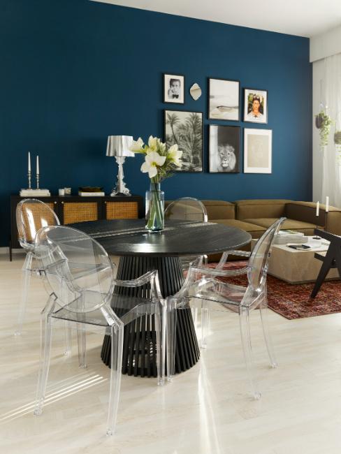 salon salle a manger avec chaises en plexiglas et table ronde noire