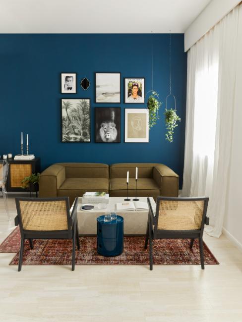 côté salon avec mur bleu pétrole avec canapé vert olive