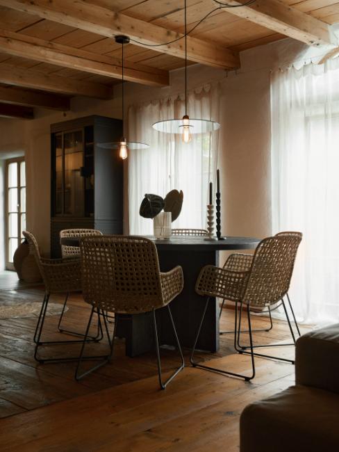 table à manger noire avec chaises en rotin