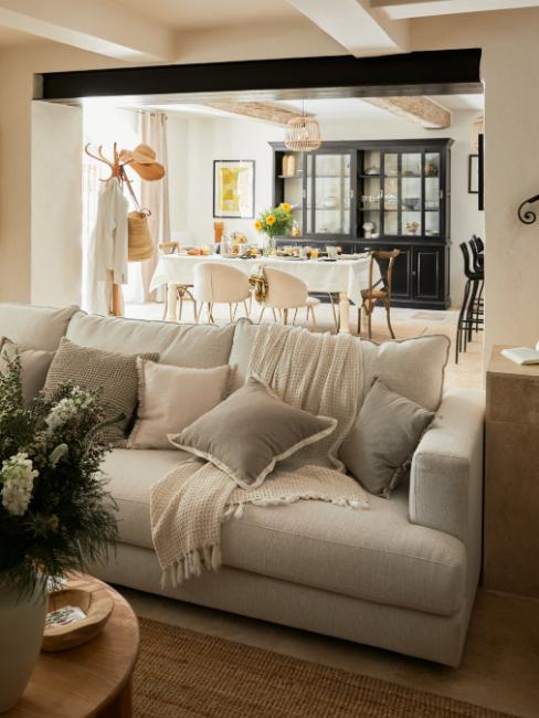 salon avec vue sur salle à manger au style champêtre