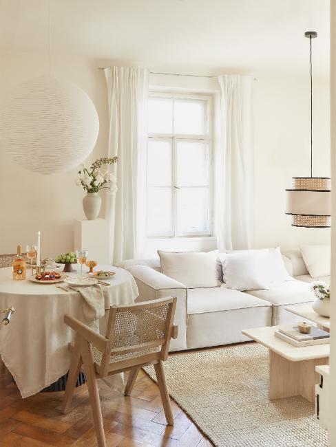 petit salon salle à manger blanc crème et bois clair