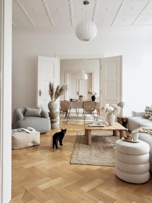 salon bohème chic ouvert sur salle à manger