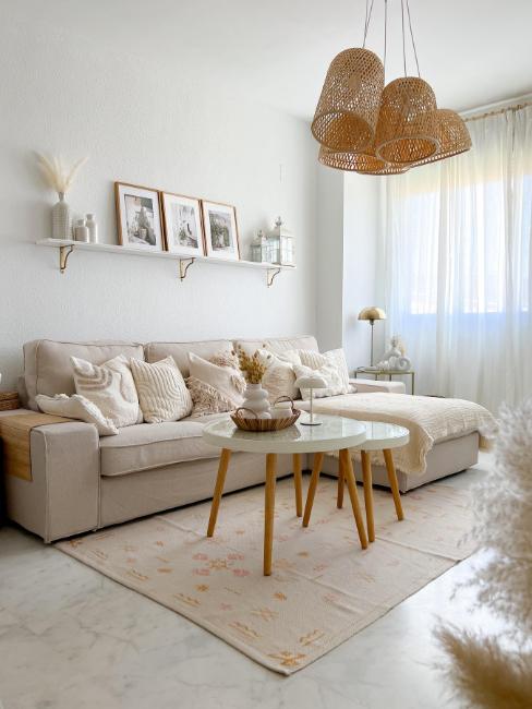 suspensions en bambou dans un salon scandinave blanc et bois