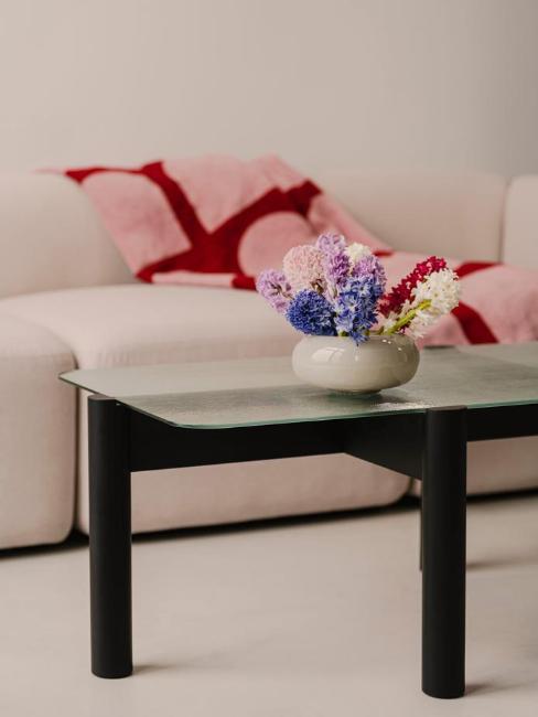 coin d'une table basse en verre texturé avec pieds noirs nooma design
