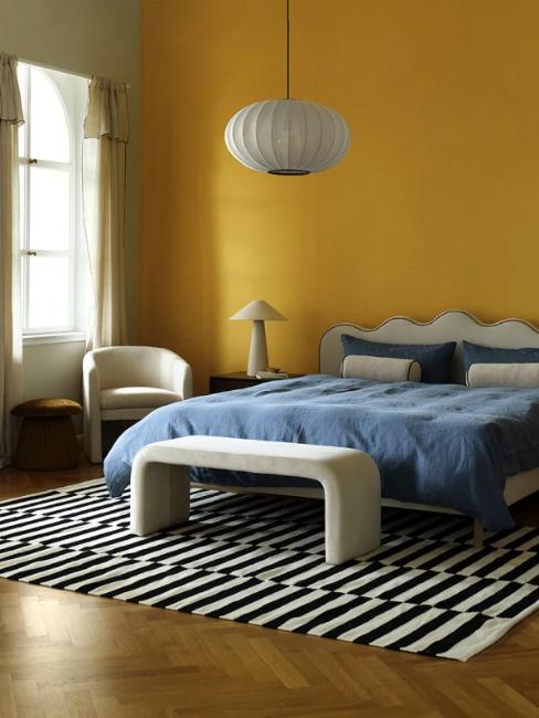 chambre aux murs jaune avec tête de lit ondulée
