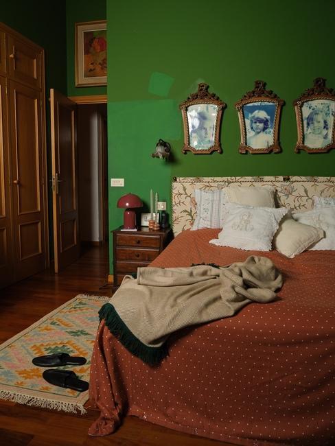chambre vintage aux murs vert et aux draps terracotta