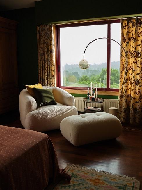 fauteuil arrondi avec repos pied dans une chambre vintage