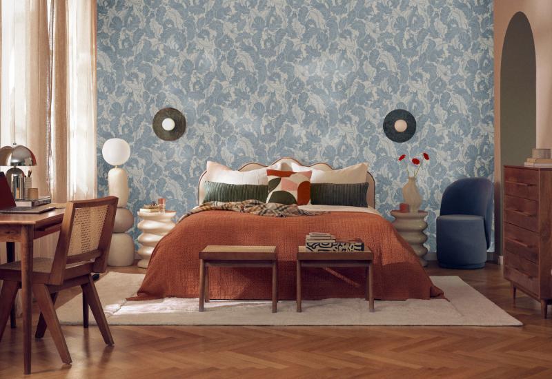 chambre avec papier peint vintage blanc et bleu