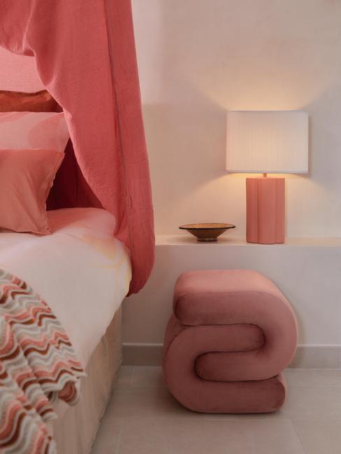 pouf design en velours rose poudré