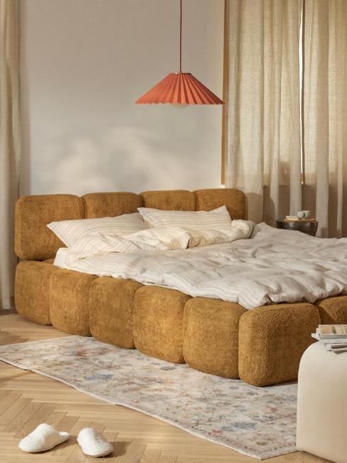 lit style vintage jaune ocre en tissu bouclette