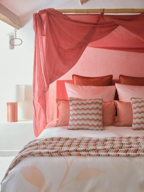 lit à baldaquins blanc et couleur pêche style vintage