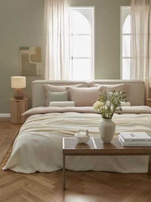 chambre scandinave avec parquet et meubles en bois