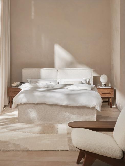 lit rembourré avec tête lit blanc dans une chambre scandinave