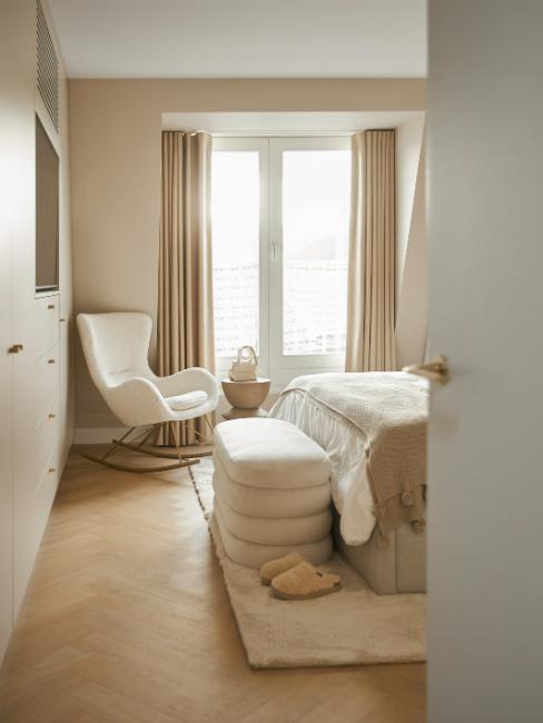 fauteuil à bascule en tissu bouclette blanc dans une chambre cosy