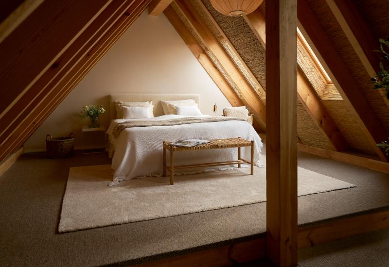 chambre mansardée style scandinave avec tapis moelleux beige