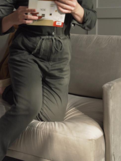 genou s'appuyant sur l'assise d'un canapé avec une densité de 40 kg/m3