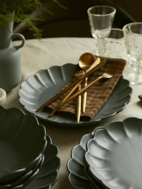 assiette en forme de fleur avec couverts en laiton doré
