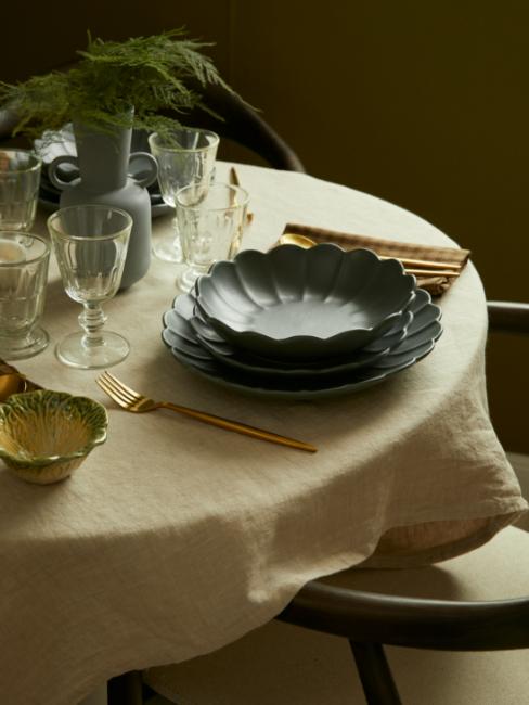 décoration table automne facile aux nuances de vert avec assiette en forme de fleur