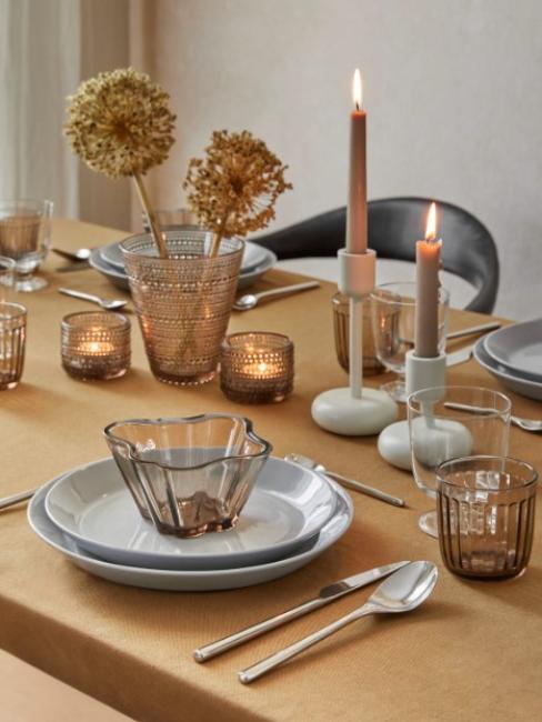 décoration table automne facile avec bougies sur bougeoir et dans un photophore