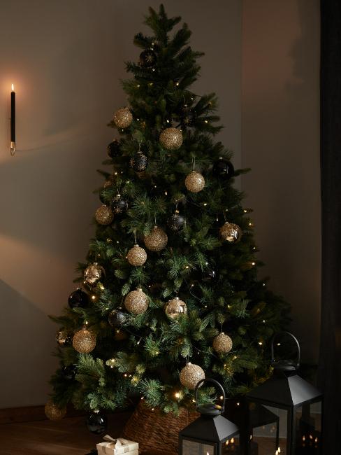 idée déco de sapin de Noël noir et doré