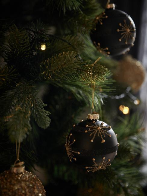boule de Noël noire avec fines étoiles dorées