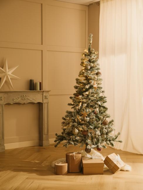 idée déco de sapin de Noël enneigé avec ornements beiges
