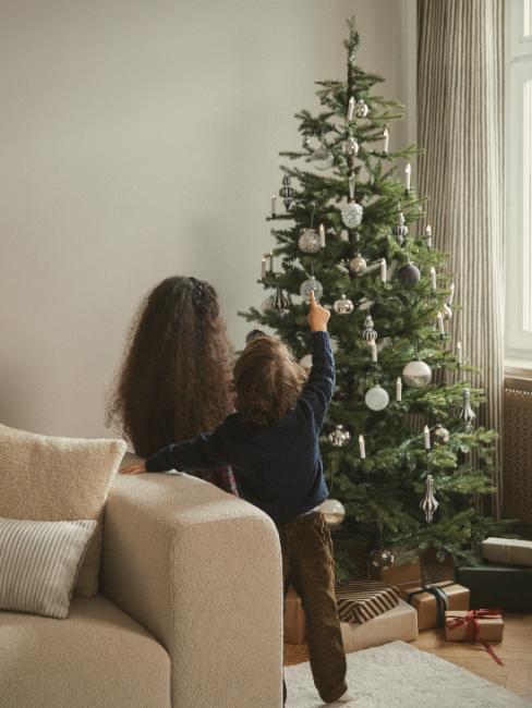 enfants regardant la déco d'un sapin de Noël